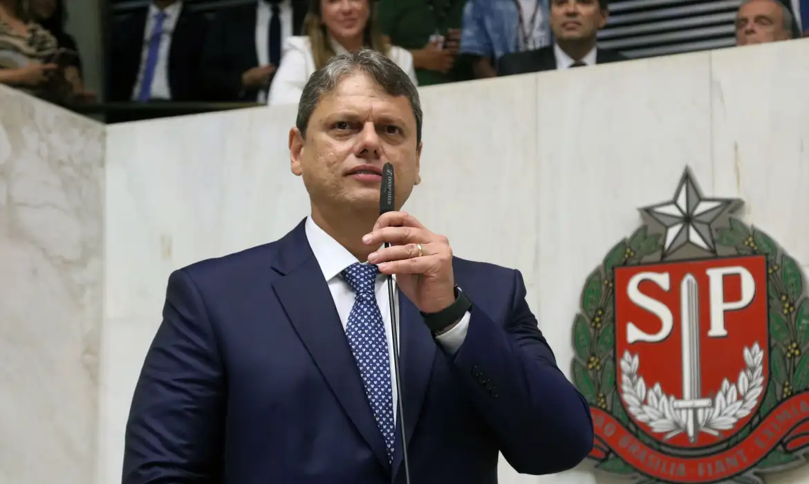 Tarcísio de Freitas muda domicílio eleitoral
