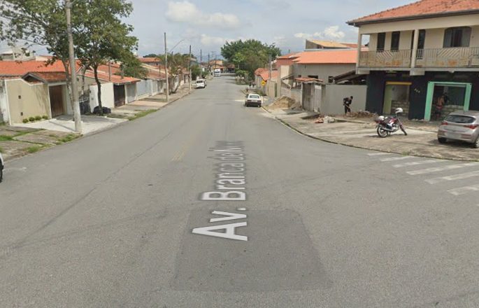 Homem dá tiros para ameaçar companheira