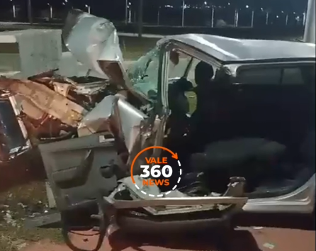 Caçapava: Motorista perde controle de carro, colide contra poste e fica em estado grave