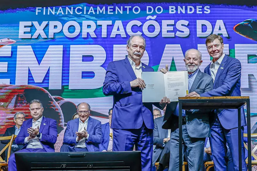 BNDES financia R$ 4,5 bi em exportações de aviões da Embraer
