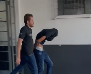 esconde o rosto