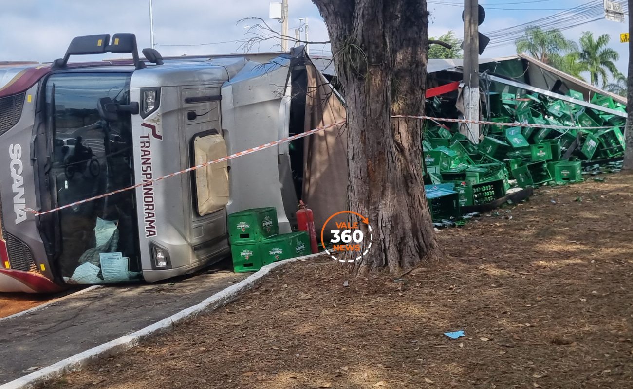 Carreta carregada de cerveja tomba na entrada de Caçapava