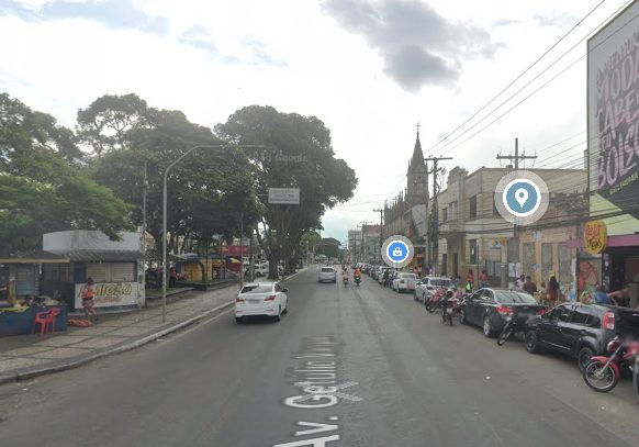 Jovem colide contra árvore