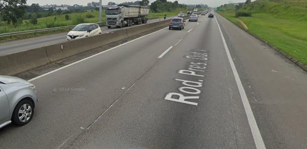 Caminhão tomba em ribanceira