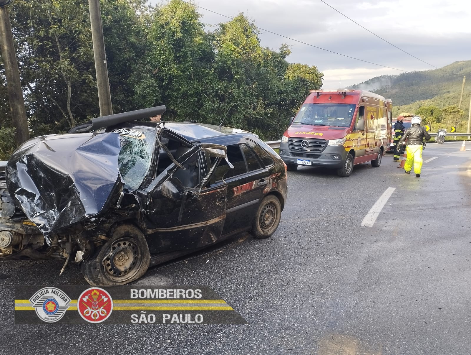 Colisão frontal na estrada de Campos de Jordão