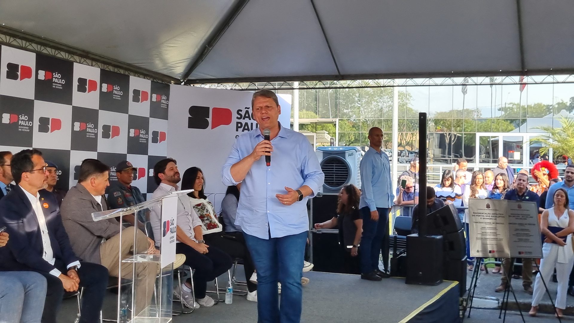 Ao contrário de São José dos Campos e Taubaté, Tarcísio de Freitas anuncia apoio a Celso Florêncio (PL), em Jacareí