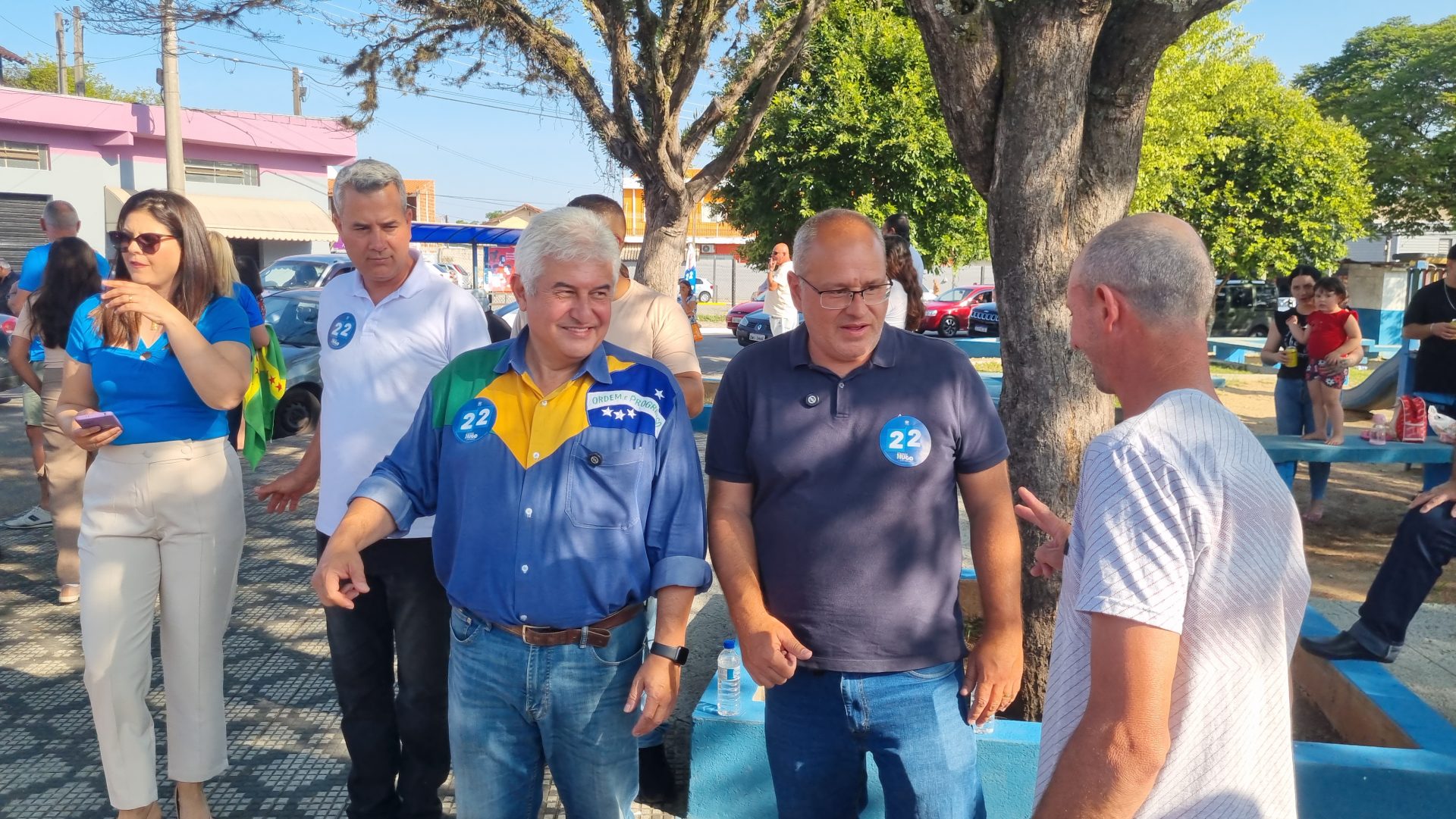 Delegado Hugo (PL) recebe apoio e caminha com Senador e astronauta Marcos Pontes por ruas de Caçapava