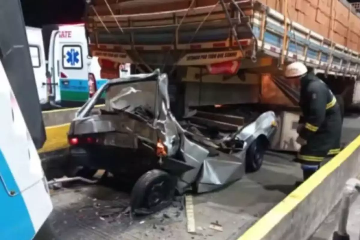 Carro é prensado por caminhões no pedágio de Igaratá e quatro pessoas morrem