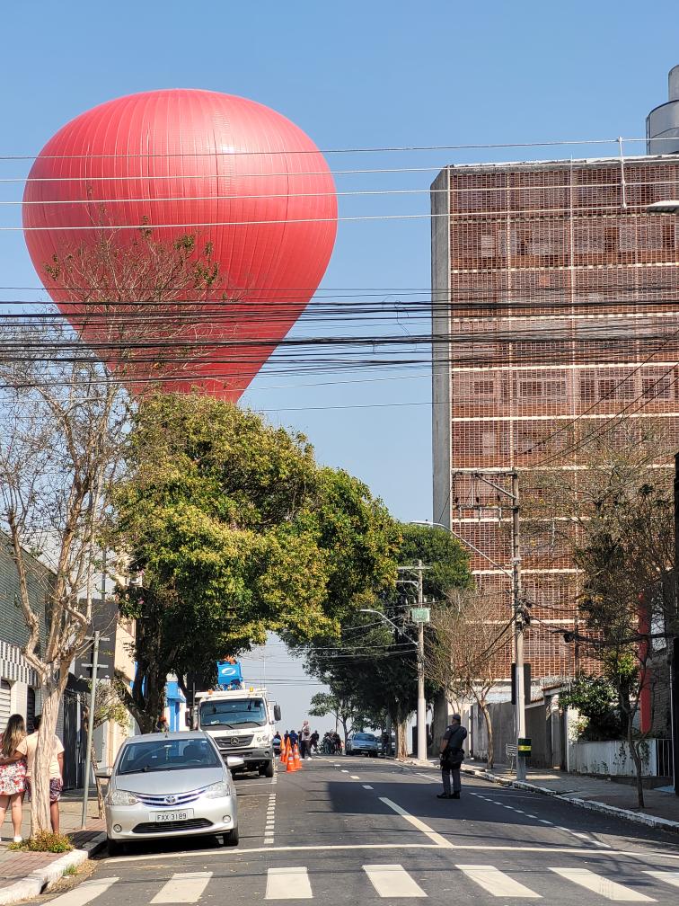 Grande balão cai no centro de São José dos Campos e 5 pessoas são presas