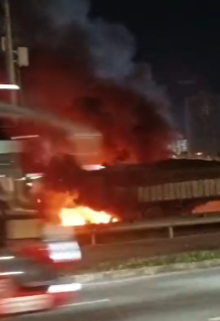 Carreta pega fogo
