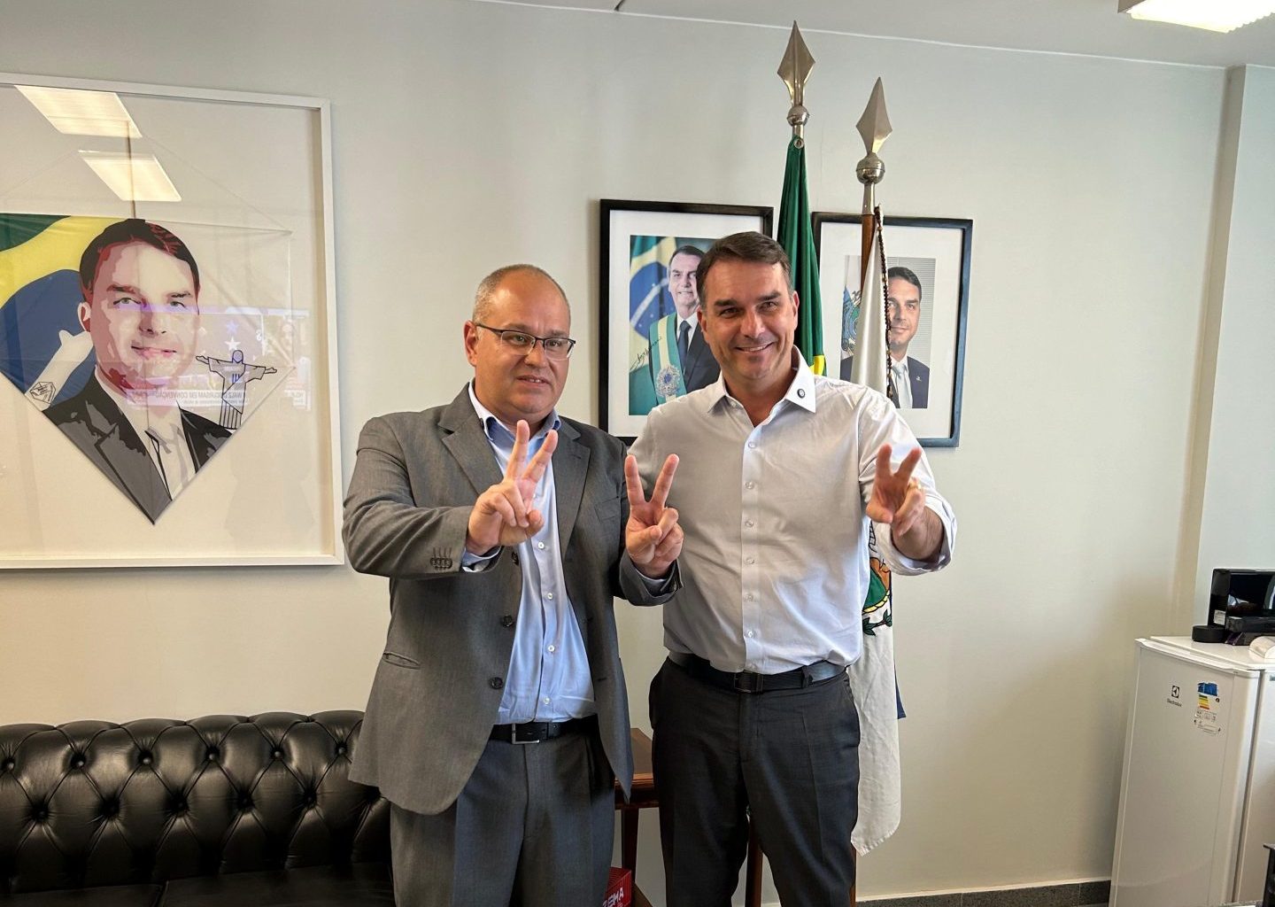 Com Tarcísio neutro em Caçapava, Delegado Hugo (PL) ganha apoio da família Bolsonaro