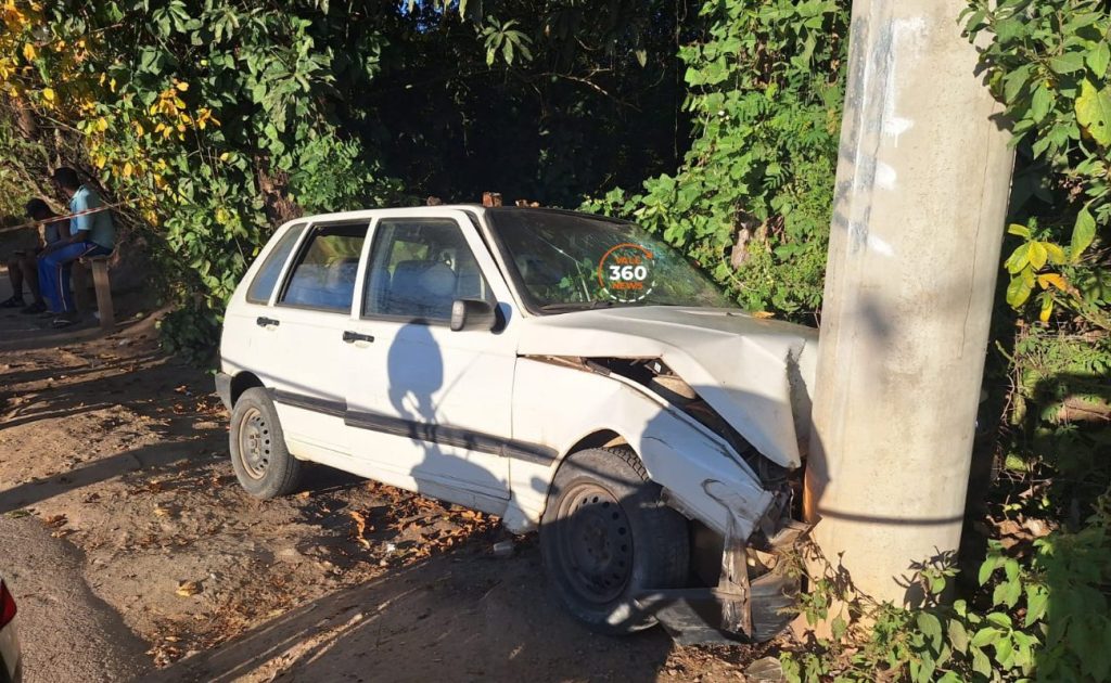Idoso perde o controle de veículo
