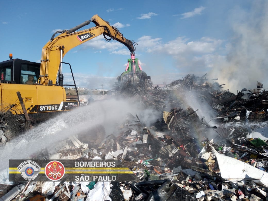 Empresa de reciclagem pega fogo e mobiliza Bombeiros em Caçapava