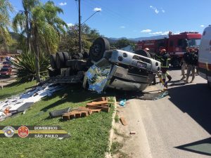 caminhão carregado de mármore capota em Ubatuba