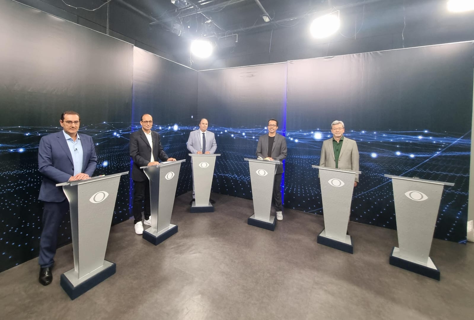 Debate da Band Vale para a Prefeitura de São José dos Campos tem púlpito vazio e apresentação de propostas para a cidade