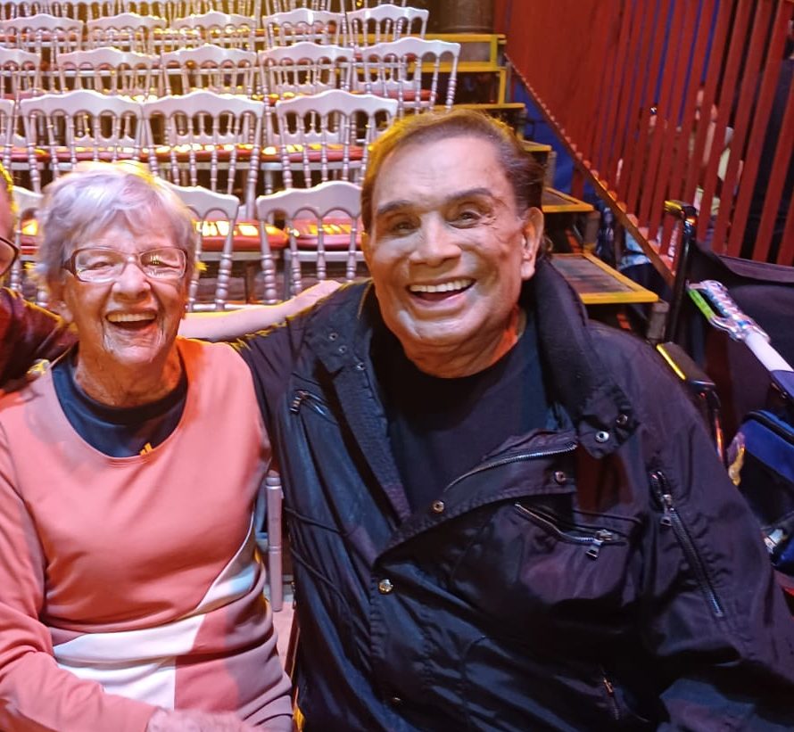 Dona Rosa, de 98 anos, rouba cena em circo, em São José dos Campos, em dia que voltou a ser criança
