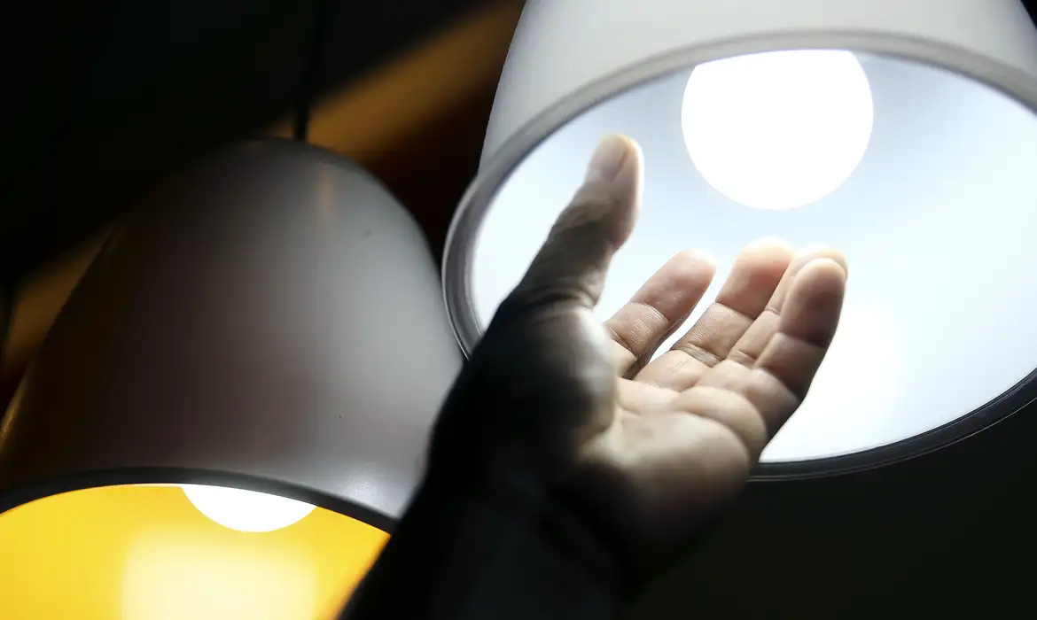 Conta de luz vai ficar pelo menos 10% mais cara com bandeira vermelha para consumidores no Vale do Paraíba