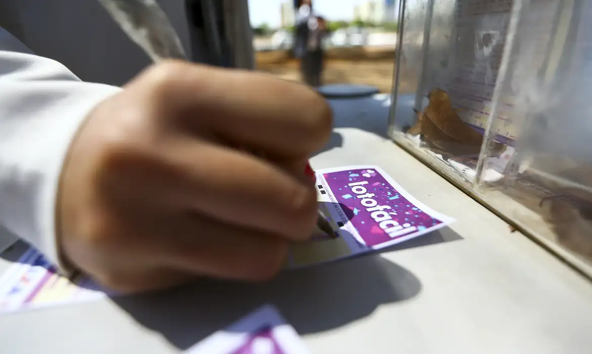 Sortudos de São José dos Campos e Pinda levam bolada da Lotofácil da Independência