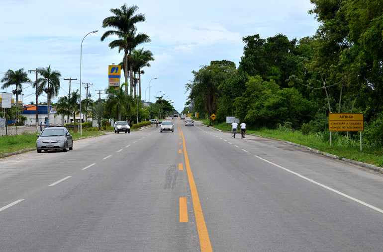 Ciclista morre atropelada na Rio-Santos, em Ubatuba