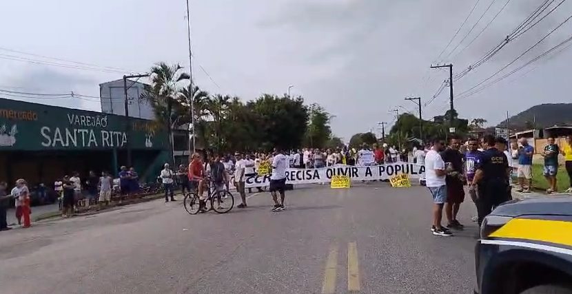Moradores de Ubatuba bloqueiam Rio-Santos, por mais de cinco horas, na entrada de bairros afetados por obras da CCR RioSP