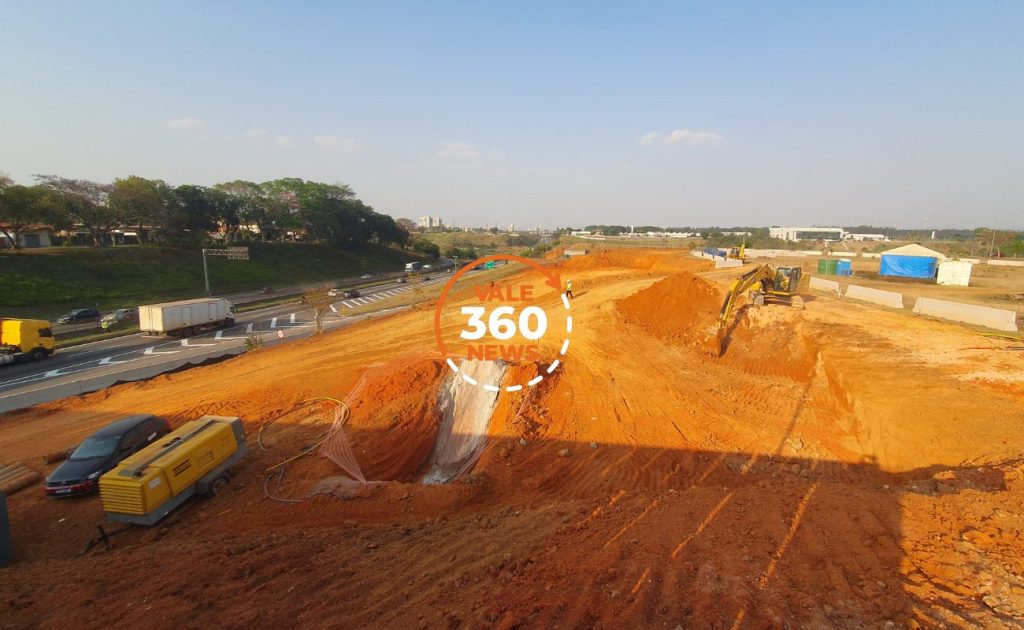 obras de construção do novo viaduto sob a Via Dutra em São José dos Campos
