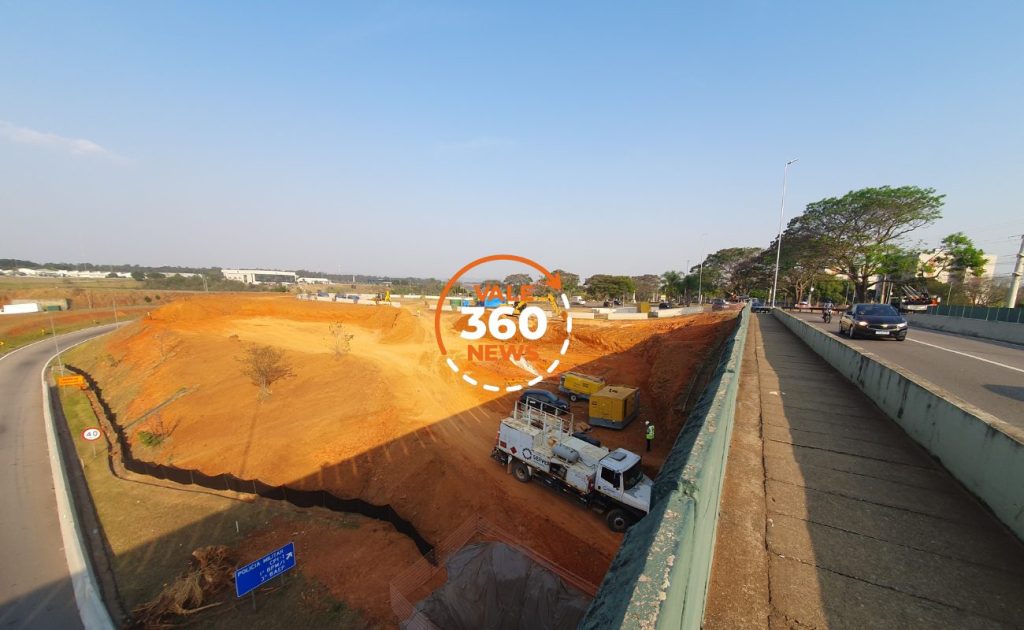 obras de construção do novo viaduto sob a Via Dutra em São José dos Campos