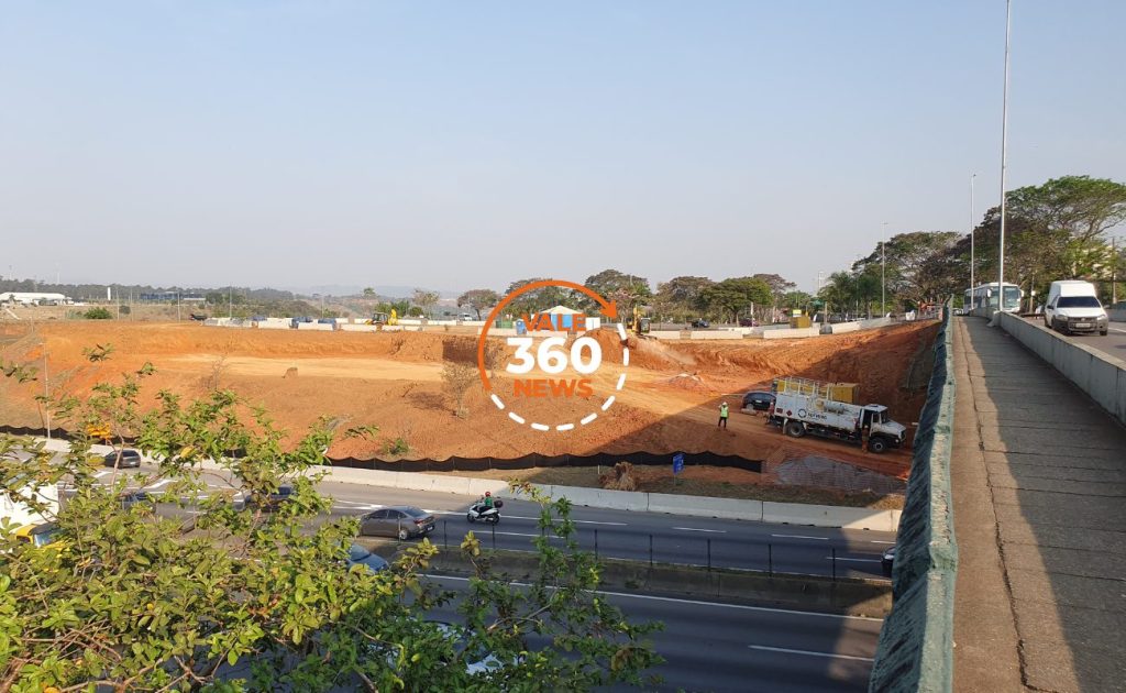 obras de construção do novo viaduto sob a Via Dutra em São José dos Campos