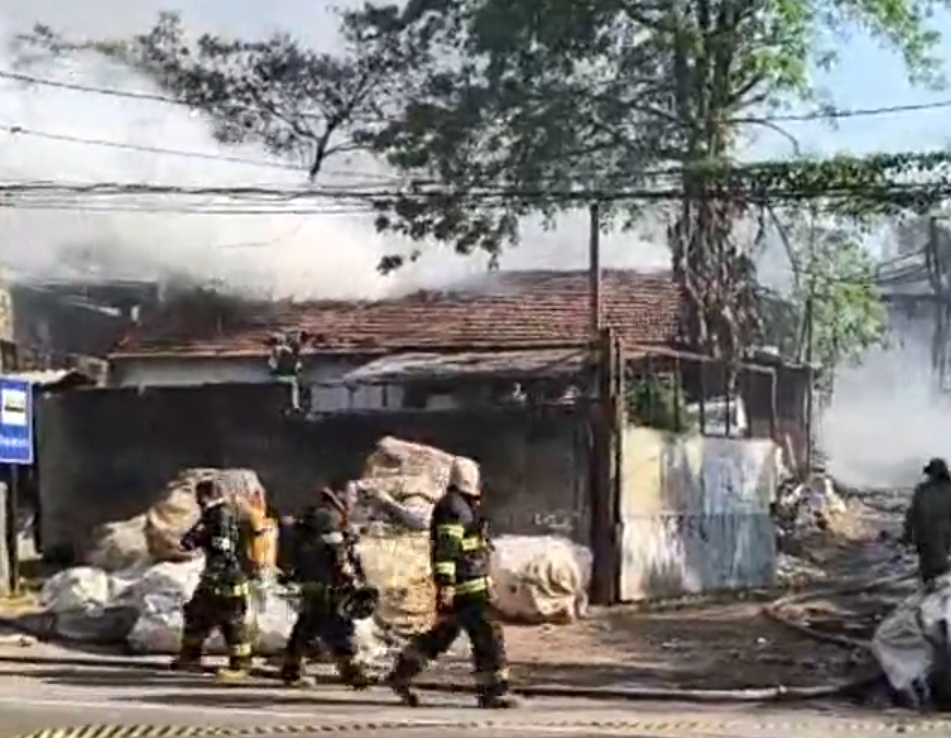 Incêndio de grandes proporções atinge casa e depósito de recicláveis em Jacareí