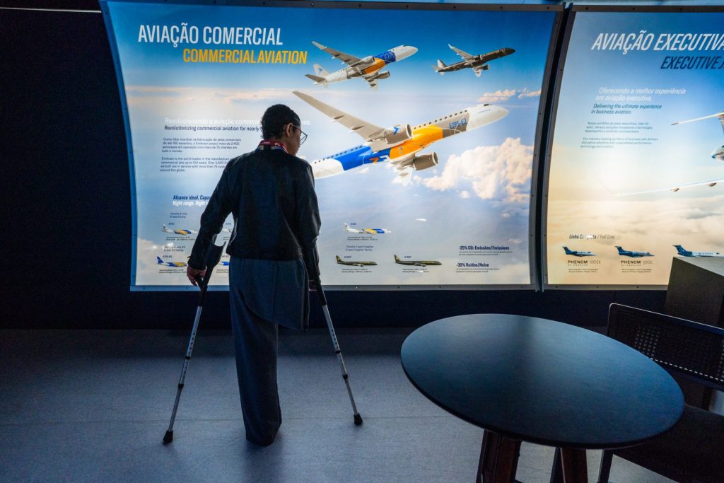 Fábrica da Embraer em São José dos Campos recebe visita especial