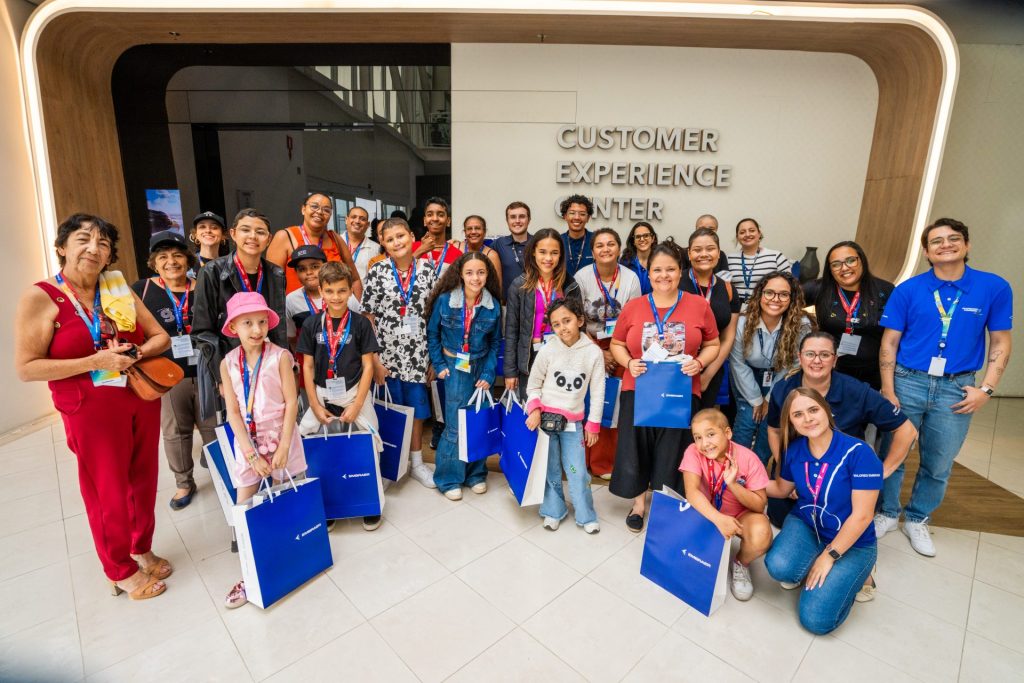 Fábrica da Embraer em São José dos Campos recebe visita especial