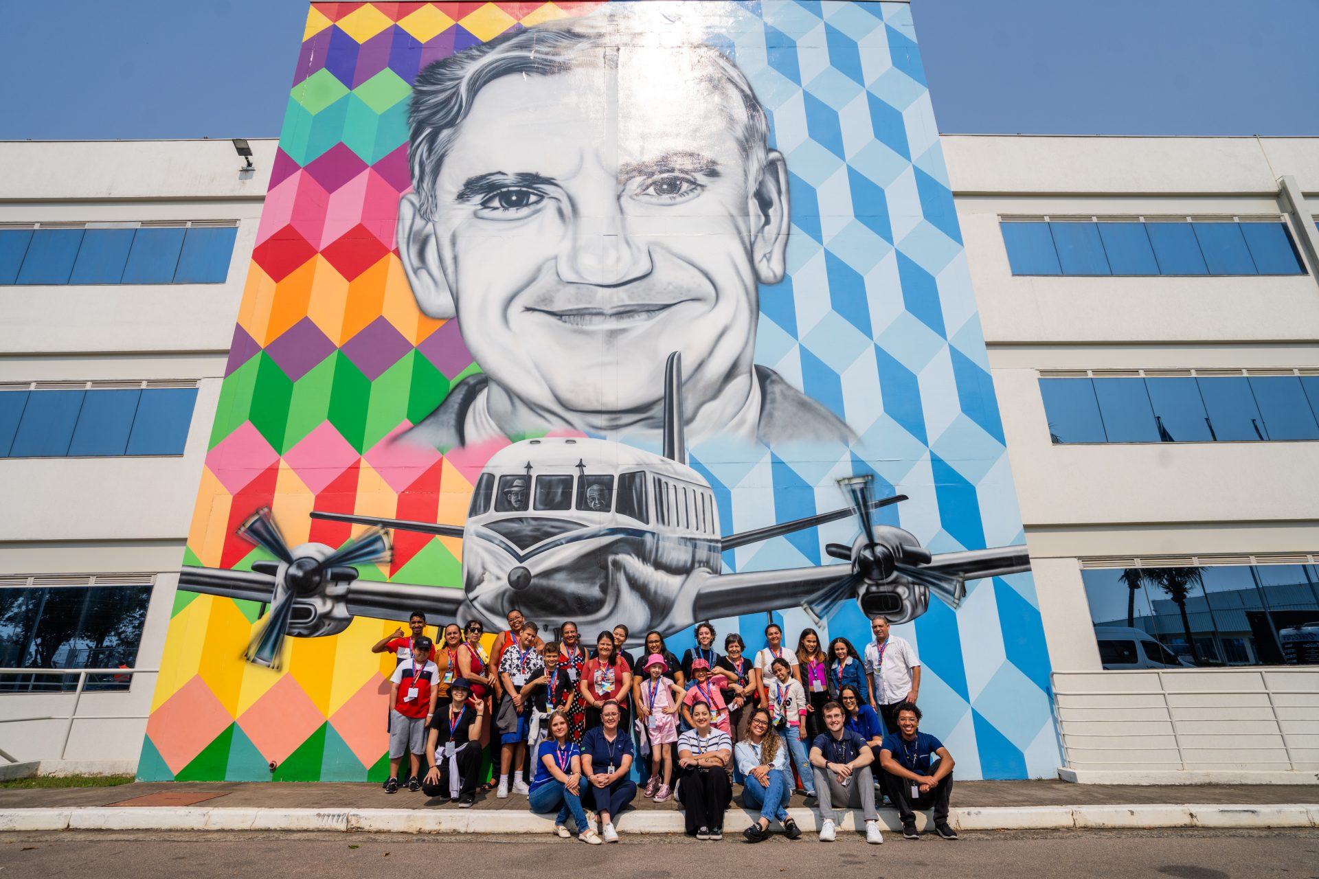 Fábrica da Embraer em São José dos Campos recebe visita especial