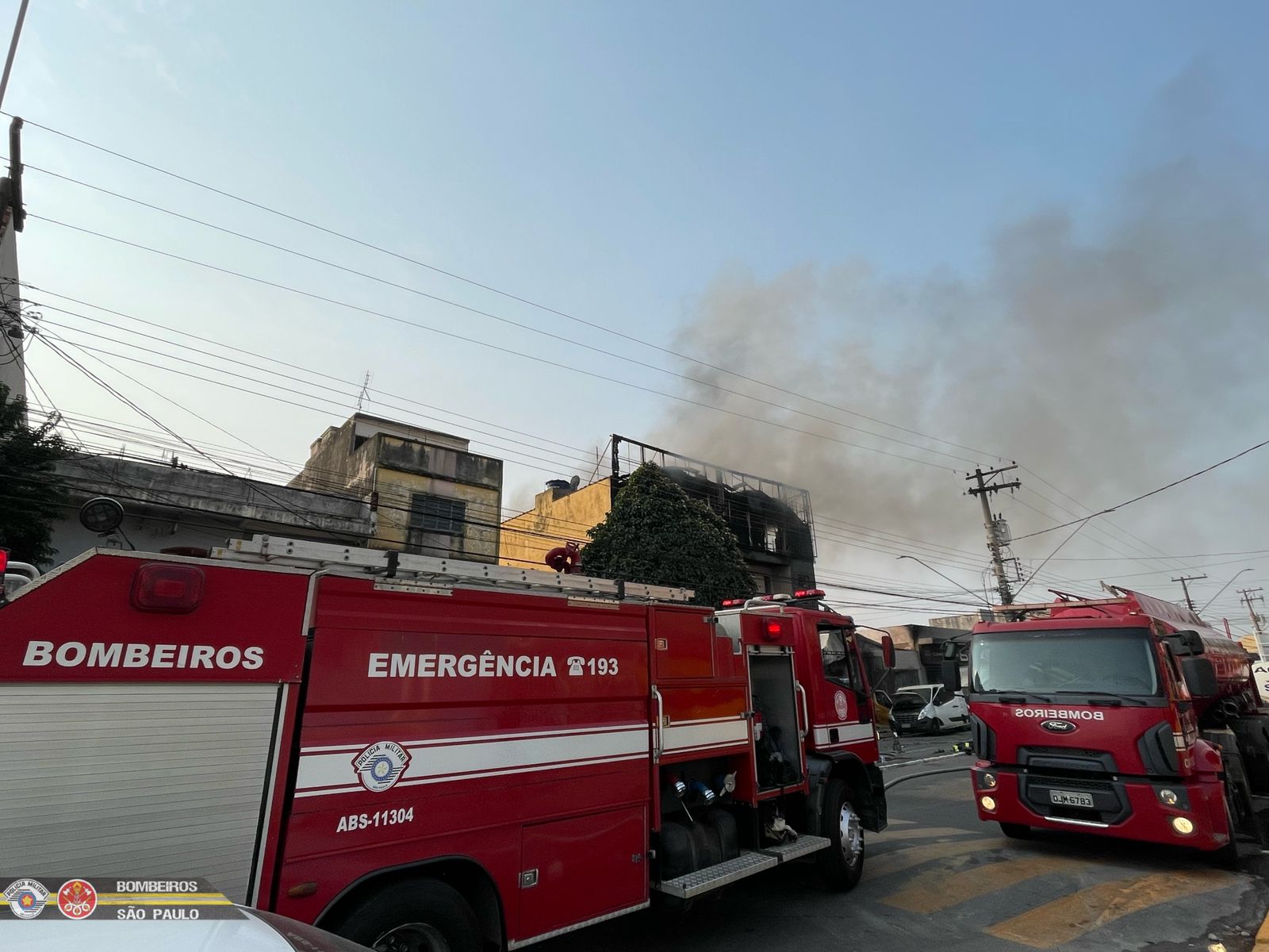 Incêndio de grandes proporções atinge prédio em área comercial de Aparecida