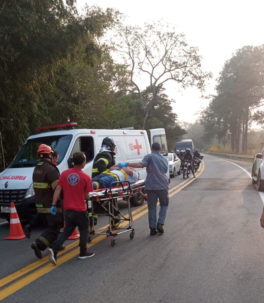 Grave acidente entre carros mobiliza equipes dos Bombeiros no Vale do Paraíba