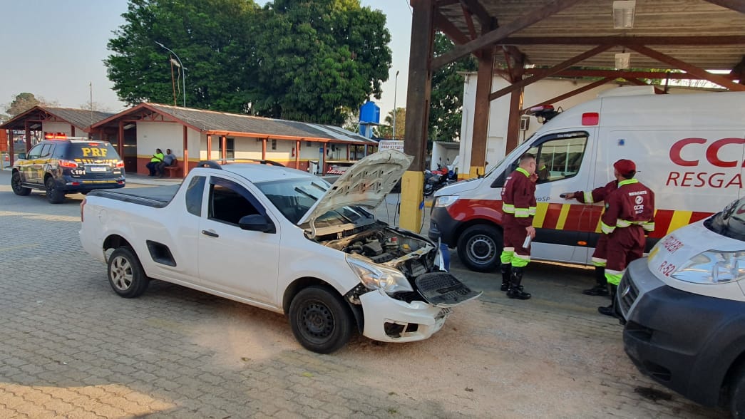 Homem colide propositalmente contra ambulância na Via Dutra