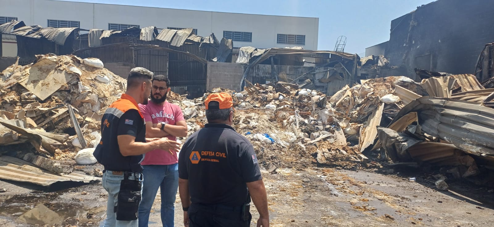 Incêndio em fábrica de Pinda é controlado após 25 horas; estrutura está comprometida, diz Defesa Civil 1 Incêndio em fábrica de Pinda