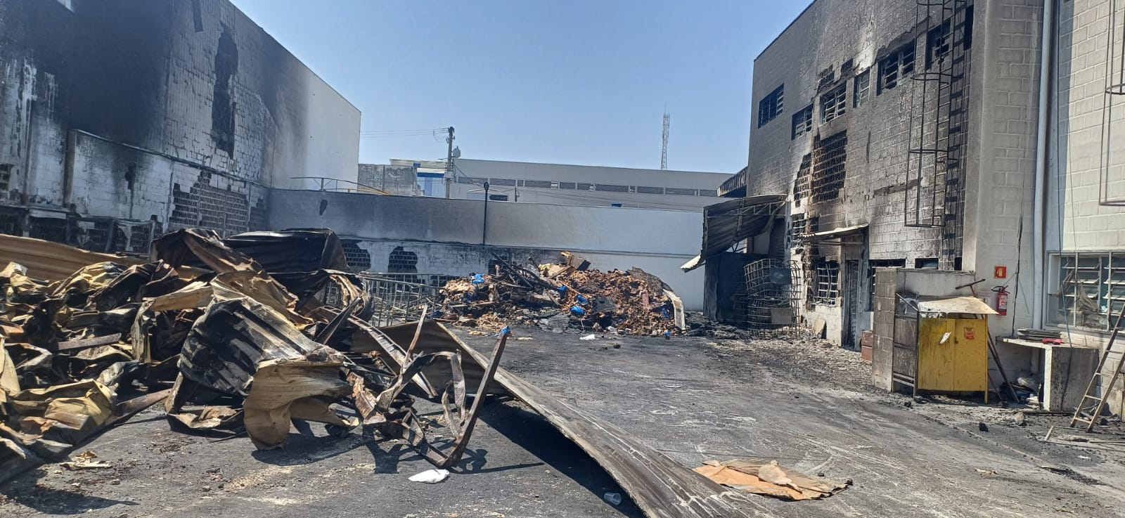 Incêndio em fábrica de Pinda é controlado após 25 horas; estrutura está comprometida, diz Defesa Civil 2 Incêndio em fábrica de Pinda