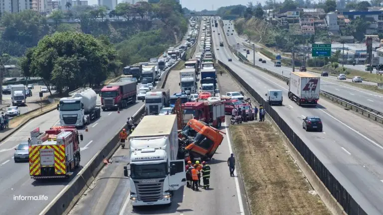 Acidente interdita totalmente Via Dutra em São José dos Campos