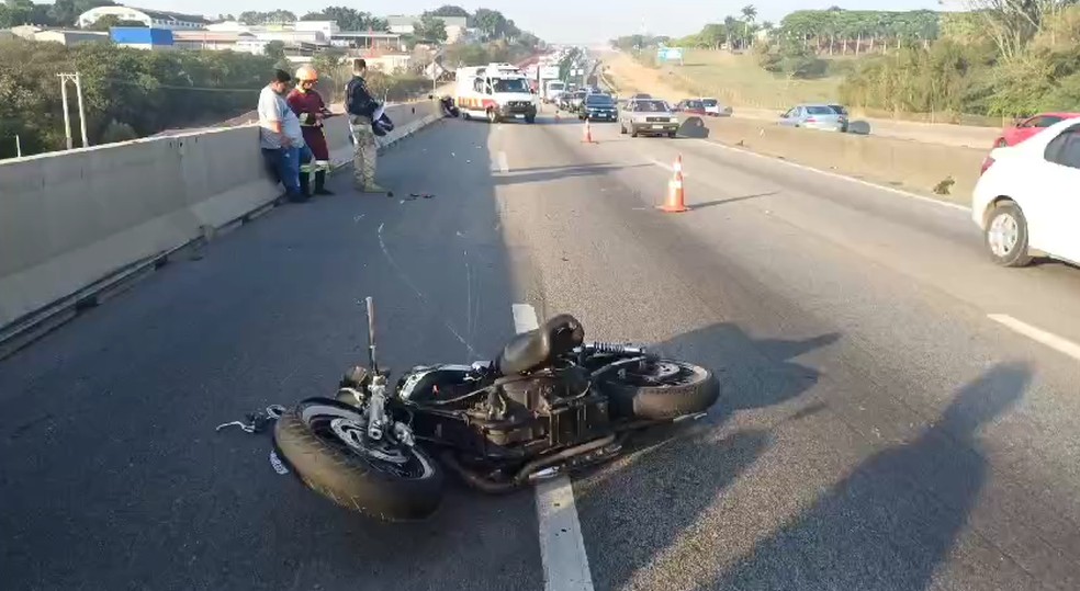 Motociclista morre em acidente entre caminhão e duas motos na Via Dutra, em São José dos Campos
