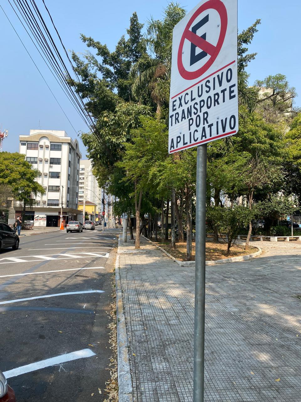 bolsão de estacionamento para carros de aplicativo