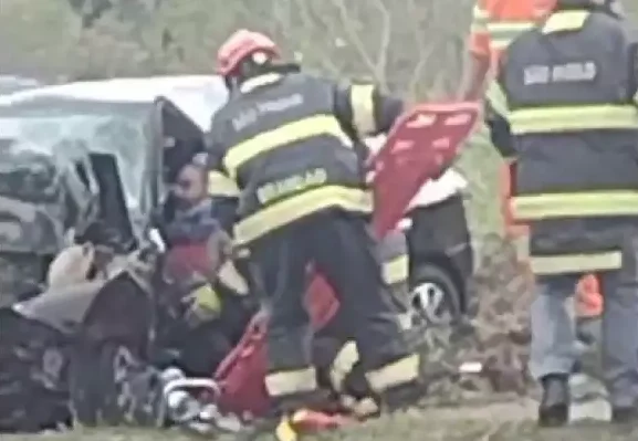 Carro bate em poste e duas pessoas ficam feridas em São José dos Campos