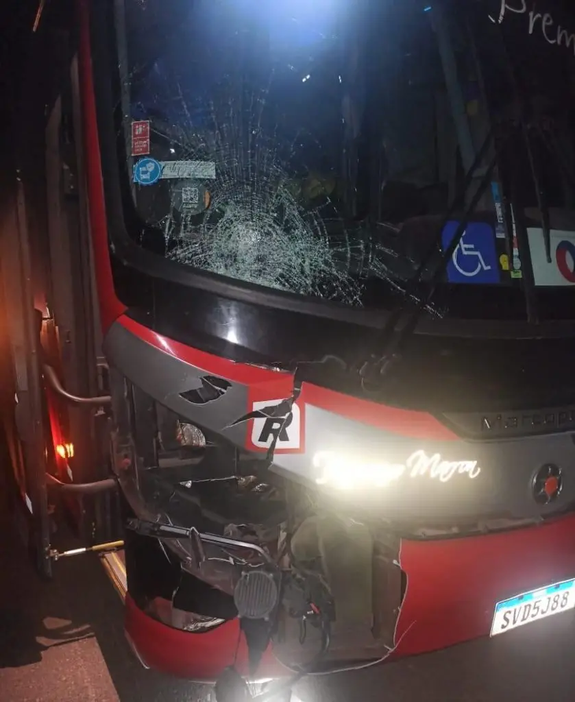 Romeiros são atropelados por ônibus na Via Dutra; um morre e dois ficam feridos