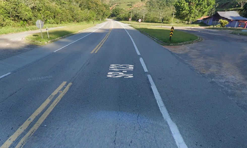Motociclistas batem de frente em rodovia do Vale do Paraíba