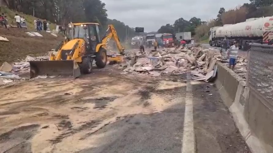 Via Dutra tem pista totalmente interditada no Vale do Paraíba