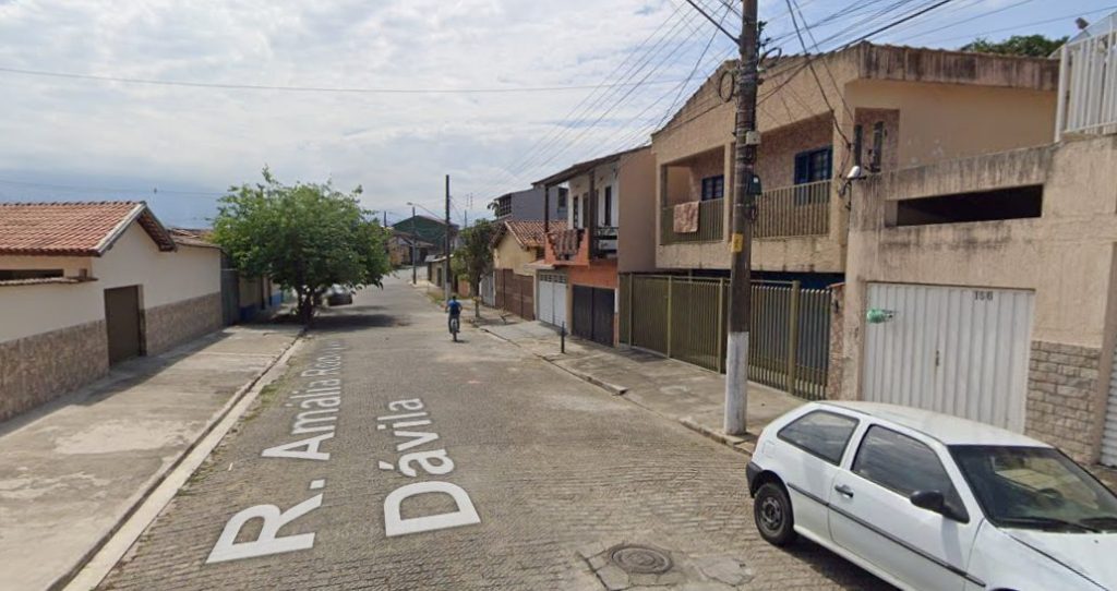 Tiro atinge carro de família em Cruzeiro em tentativa de assassinato de homem 1 carro de família em Cruzeiro