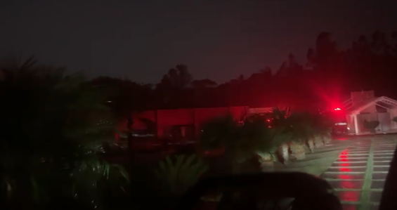 Chuva ajuda controlar incêndio em casa de eventos de Taubaté. Fogo se concentrou em área em construção