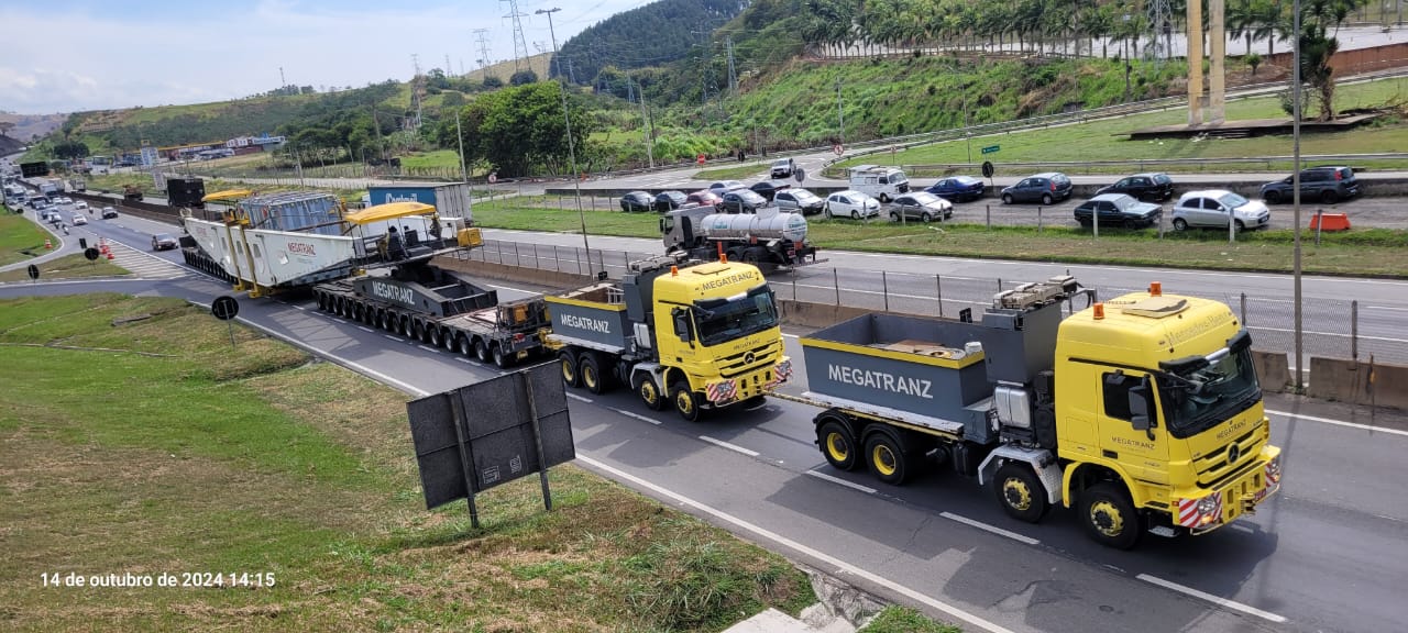 Carreta com carga especial causa 12 km de lentidão na Via Dutra