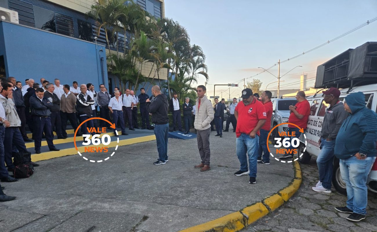 Greve de ônibus: Sem receber salários, motoristas e cobradores paralisam transporte em Jacareí