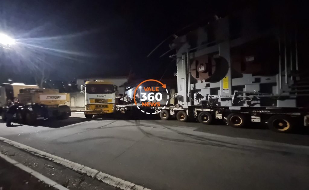 Veja a galeria de imagens da carreta com carga especial, que perdeu o freio e atingiu duas casas em Taubaté 18 imagens da carreta com carga especial