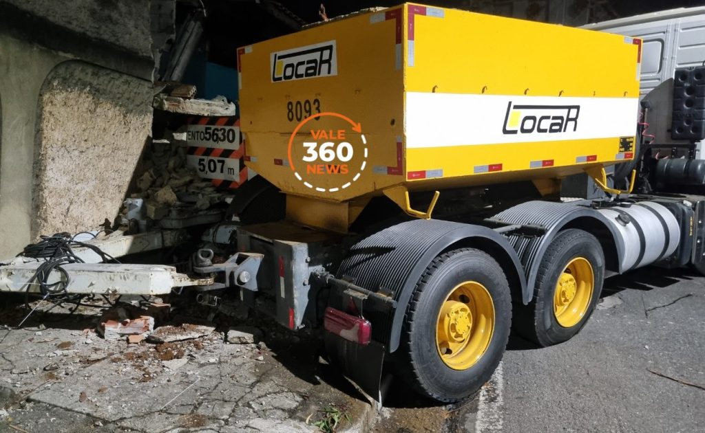Veja a galeria de imagens da carreta com carga especial, que perdeu o freio e atingiu duas casas em Taubaté 15 imagens da carreta com carga especial