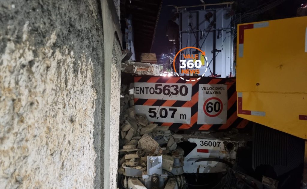 Veja a galeria de imagens da carreta com carga especial, que perdeu o freio e atingiu duas casas em Taubaté 14 imagens da carreta com carga especial